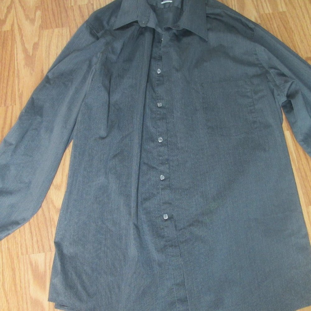 5/$30 Men's Van Heusen Flex Shirt Regular fit sz 16 1/2 in  32/33 in sleeve